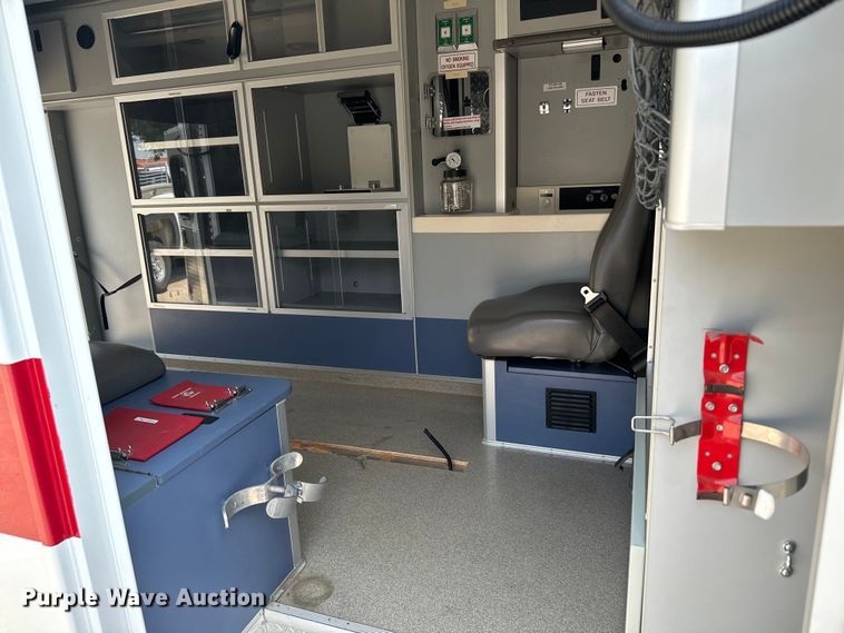 image for item DX3480 2003 Ford E350 ambulance