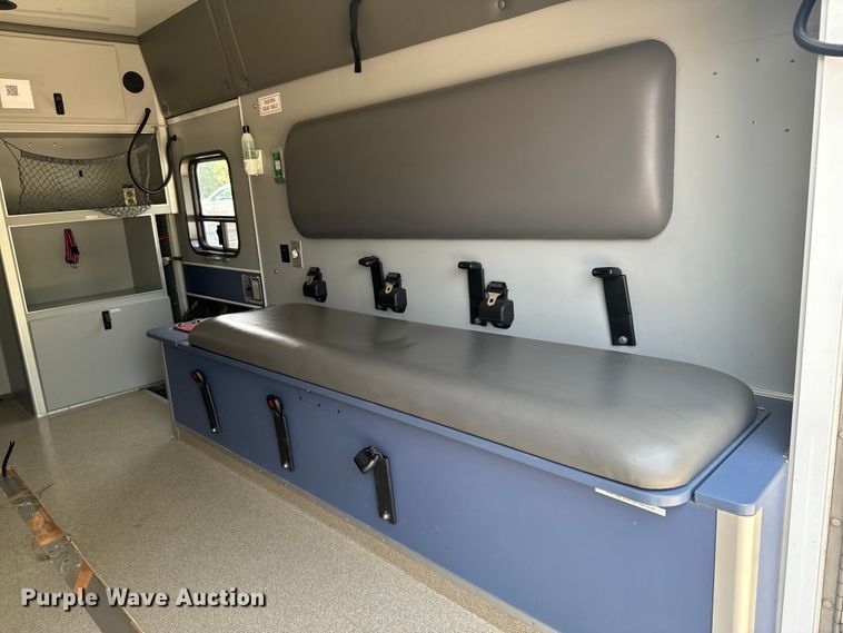 image for item DX3480 2003 Ford E350 ambulance