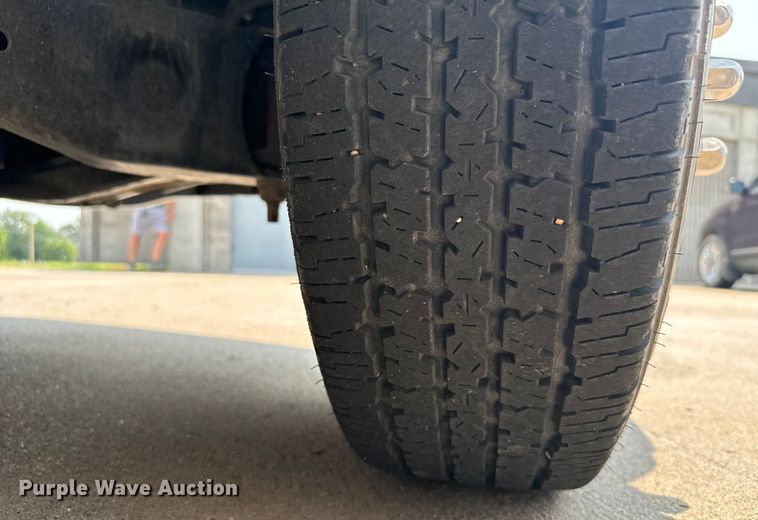 image for item DX3480 2003 Ford E350 ambulance