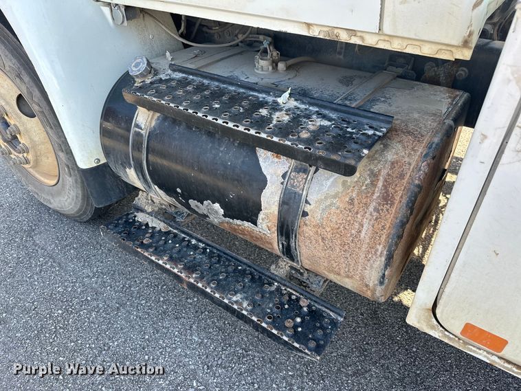 image for item EG0498 2008 International 4400 utility / service truck