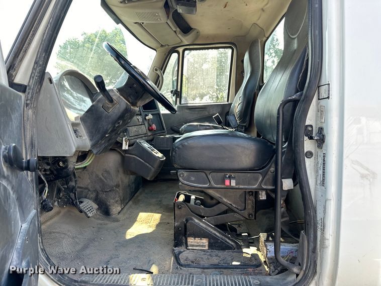 image for item EG0498 2008 International 4400 utility / service truck