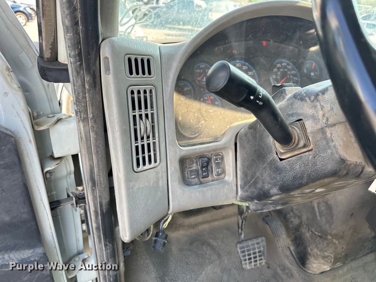 image for item EG0498 2008 International 4400 utility / service truck