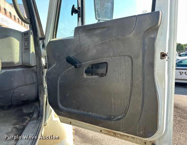 image for item EG0498 2008 International 4400 utility / service truck