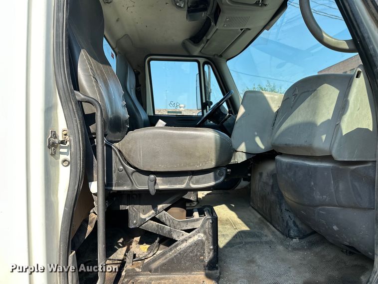 image for item EG0498 2008 International 4400 utility / service truck