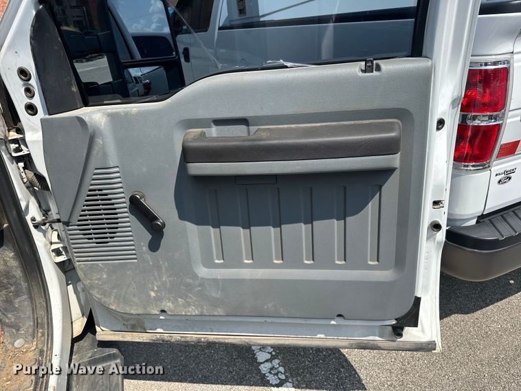 image for item EG0503 2011 Ford F250 Super Duty SuperCab pickup truck