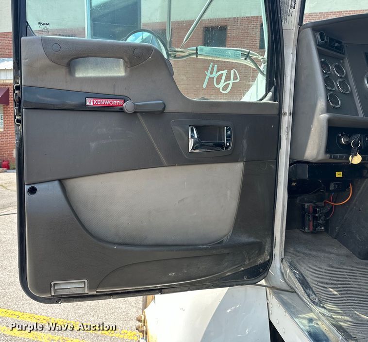 image for item EG0522 2017 Kenworth T370 grapple crane truck