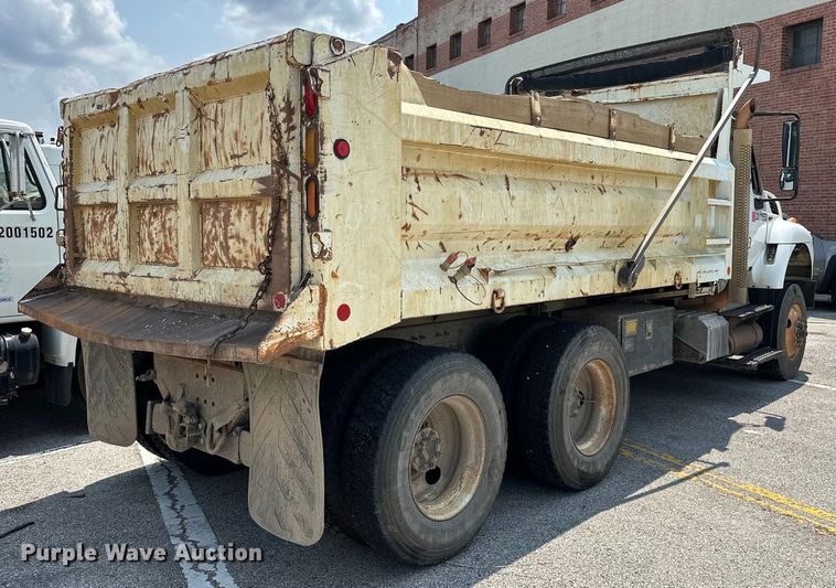 image for item EG0523 2011 International 7400 dump truck