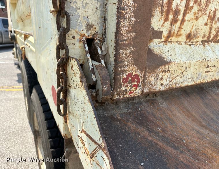 image for item EG0523 2011 International 7400 dump truck