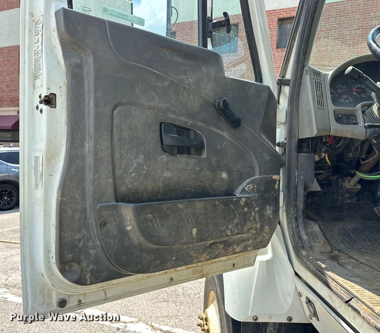 image for item EG0523 2011 International 7400 dump truck