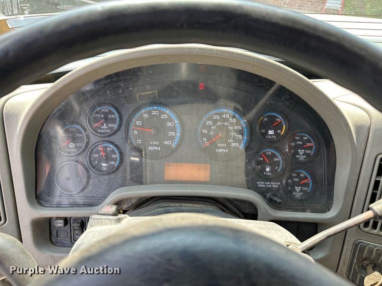 image for item EG0523 2011 International 7400 dump truck