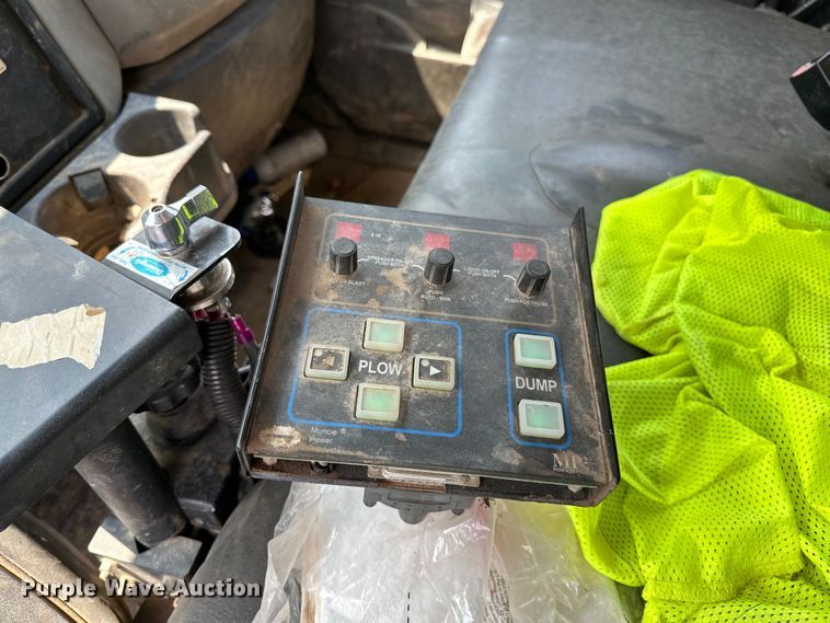 image for item EG0523 2011 International 7400 dump truck