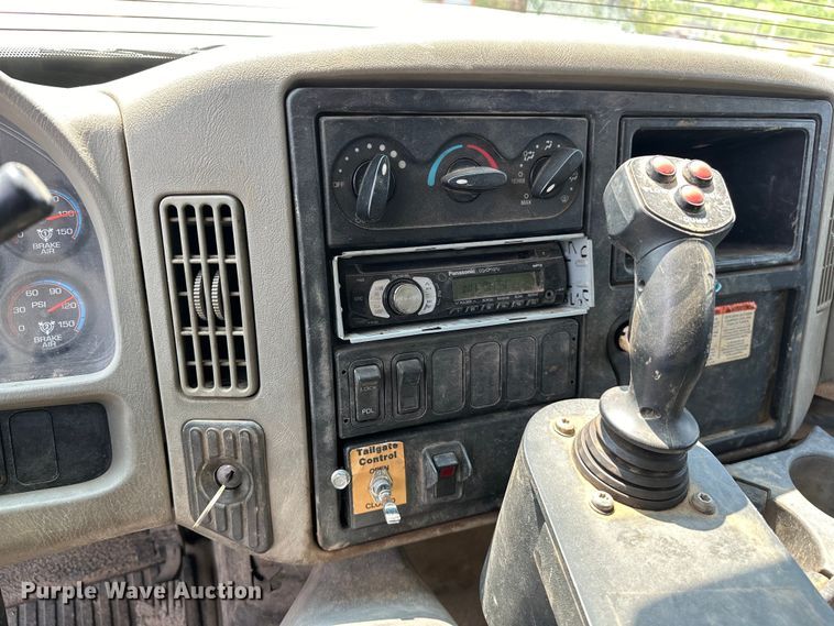 image for item EG0523 2011 International 7400 dump truck