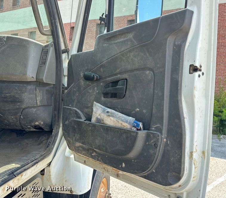 image for item EG0523 2011 International 7400 dump truck