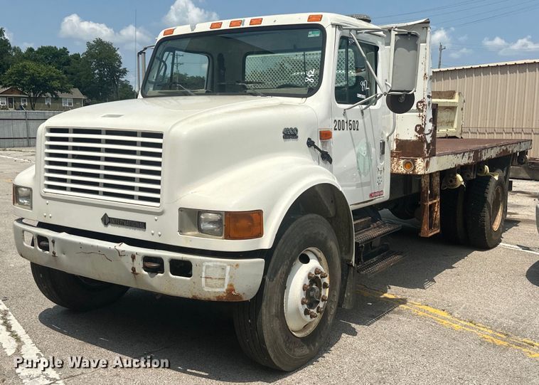 image for item EG0524 2001 International 4900 flatbed truck