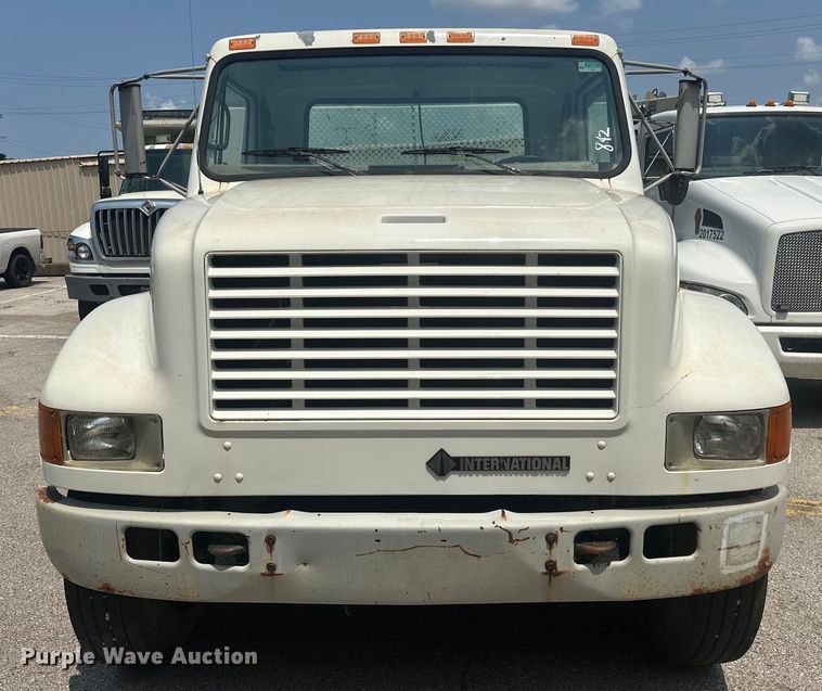 image for item EG0524 2001 International 4900 flatbed truck