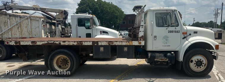 image for item EG0524 2001 International 4900 flatbed truck