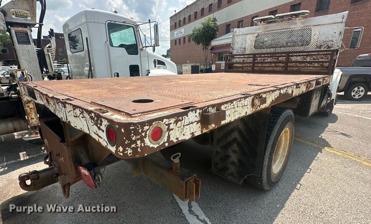 image for item EG0524 2001 International 4900 flatbed truck