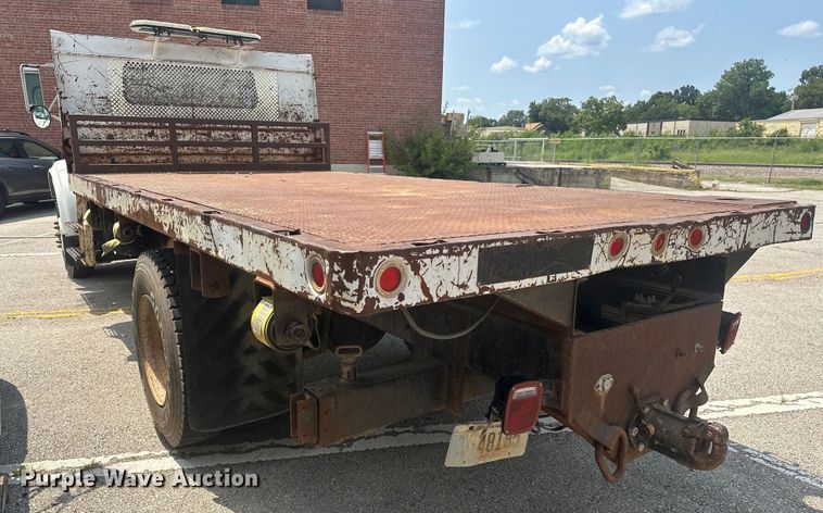 image for item EG0524 2001 International 4900 flatbed truck