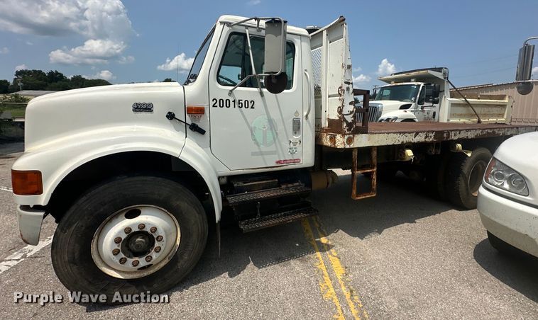 image for item EG0524 2001 International 4900 flatbed truck