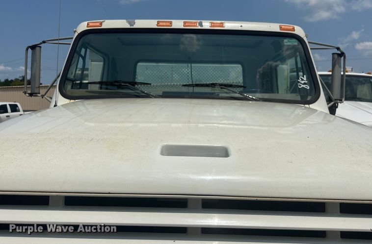 image for item EG0524 2001 International 4900 flatbed truck