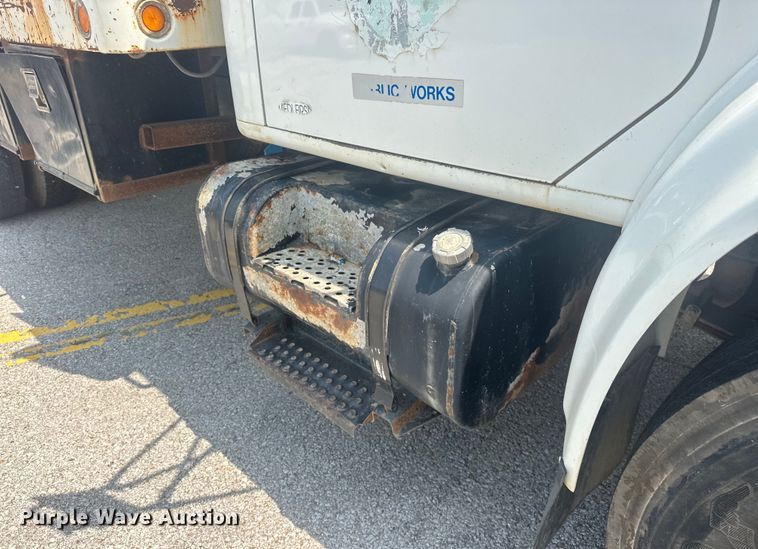 image for item EG0524 2001 International 4900 flatbed truck