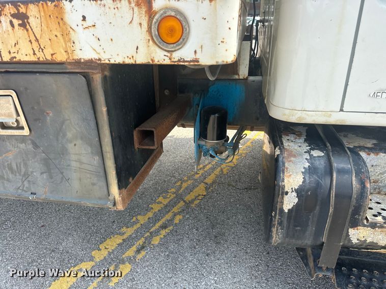 image for item EG0524 2001 International 4900 flatbed truck