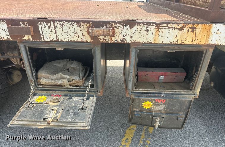 image for item EG0524 2001 International 4900 flatbed truck