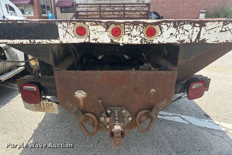 image for item EG0524 2001 International 4900 flatbed truck