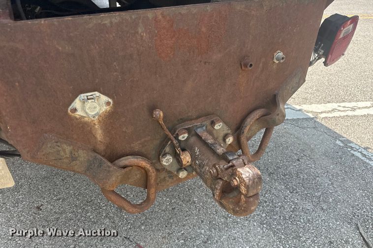 image for item EG0524 2001 International 4900 flatbed truck