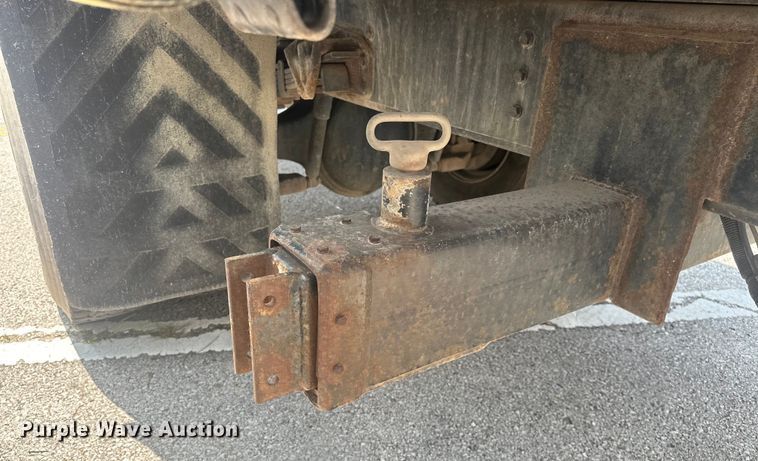 image for item EG0524 2001 International 4900 flatbed truck