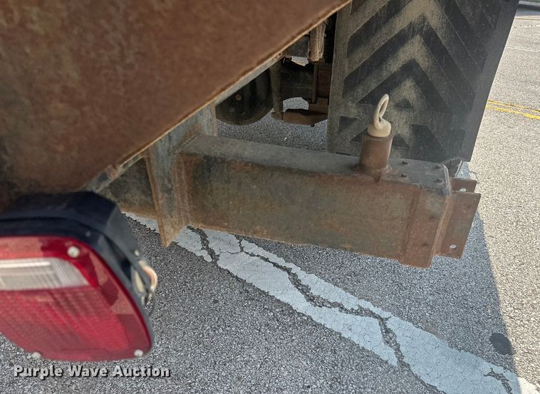 image for item EG0524 2001 International 4900 flatbed truck