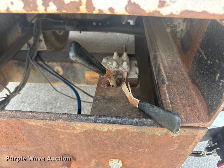 image for item EG0524 2001 International 4900 flatbed truck