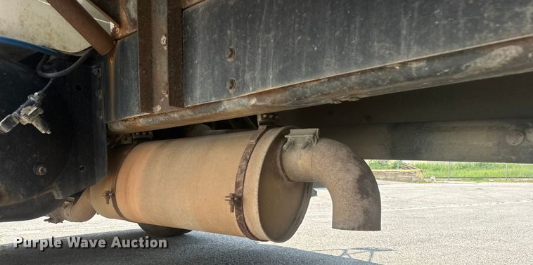 image for item EG0524 2001 International 4900 flatbed truck