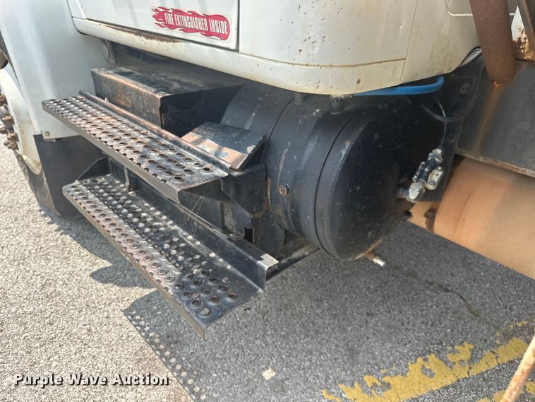 image for item EG0524 2001 International 4900 flatbed truck