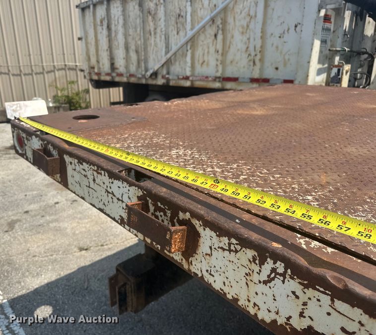 image for item EG0524 2001 International 4900 flatbed truck