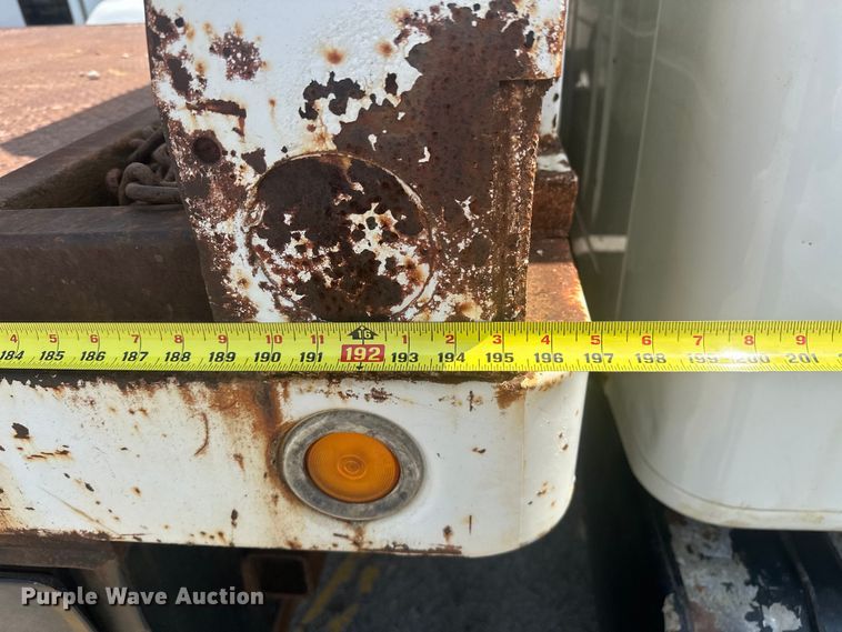 image for item EG0524 2001 International 4900 flatbed truck