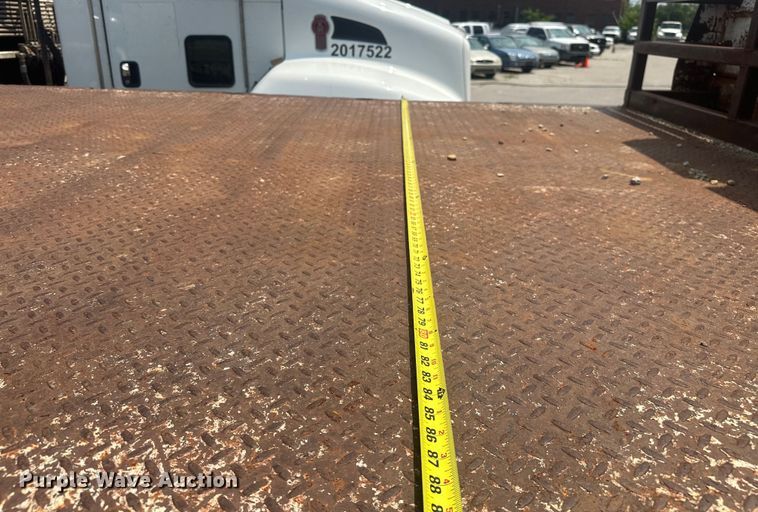 image for item EG0524 2001 International 4900 flatbed truck