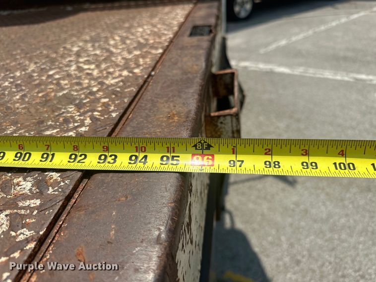 image for item EG0524 2001 International 4900 flatbed truck