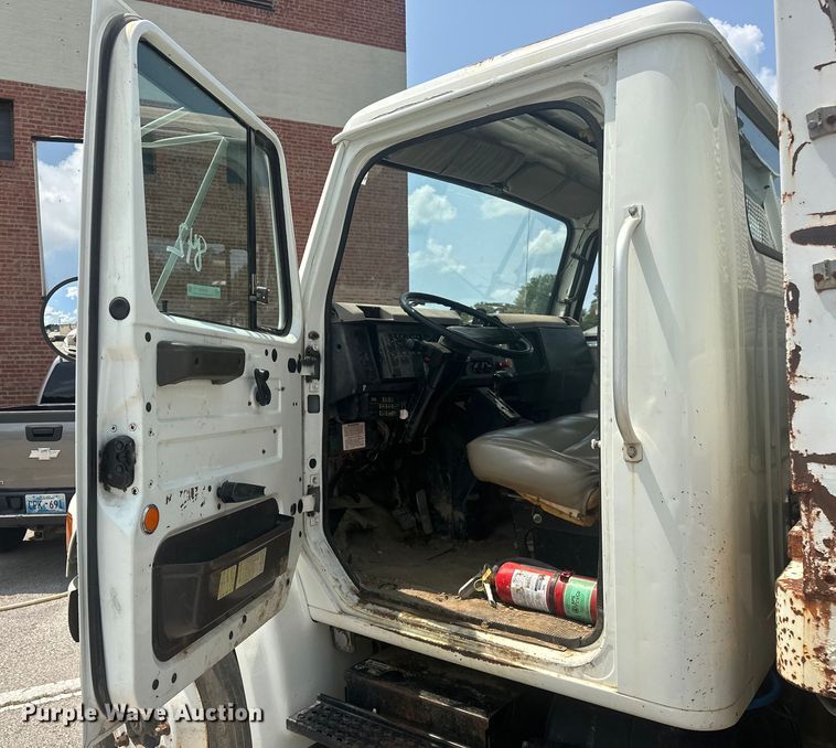 image for item EG0524 2001 International 4900 flatbed truck