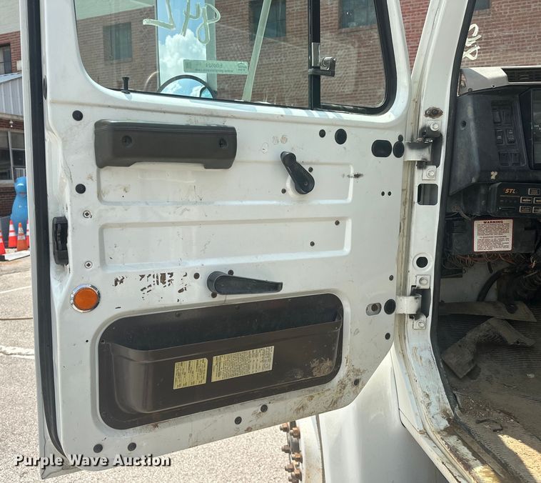 image for item EG0524 2001 International 4900 flatbed truck