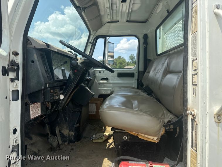 image for item EG0524 2001 International 4900 flatbed truck