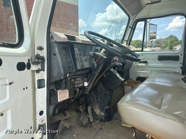 image for item EG0524 2001 International 4900 flatbed truck