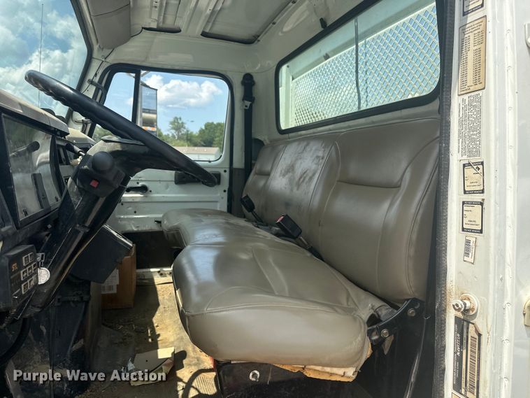 image for item EG0524 2001 International 4900 flatbed truck