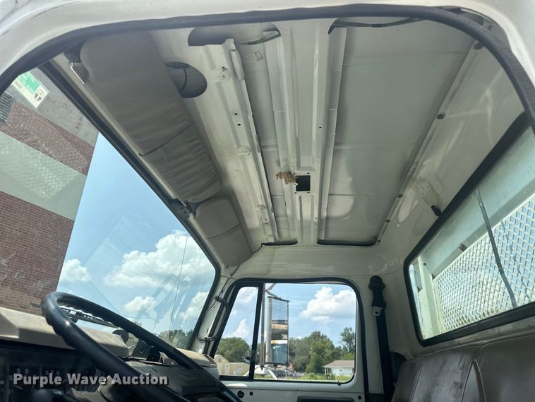 image for item EG0524 2001 International 4900 flatbed truck