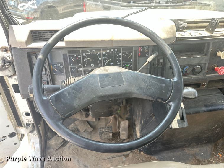 image for item EG0524 2001 International 4900 flatbed truck