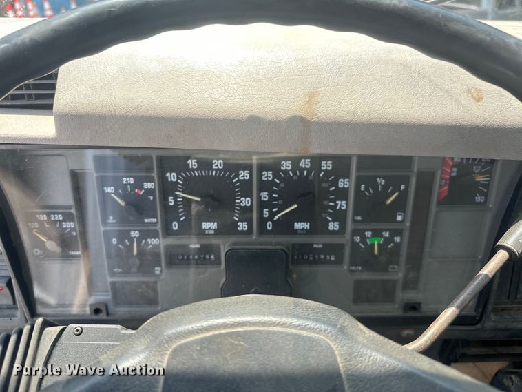 image for item EG0524 2001 International 4900 flatbed truck