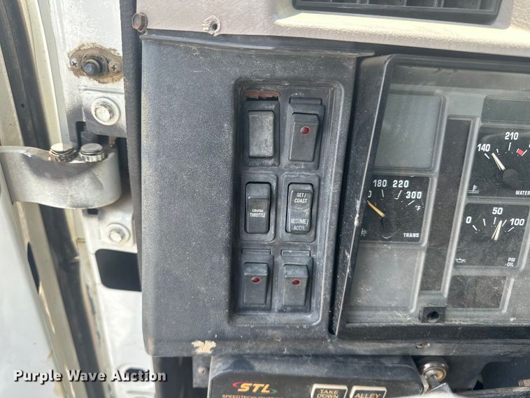 image for item EG0524 2001 International 4900 flatbed truck