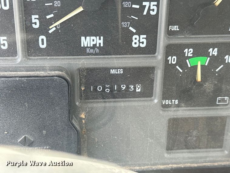 image for item EG0524 2001 International 4900 flatbed truck