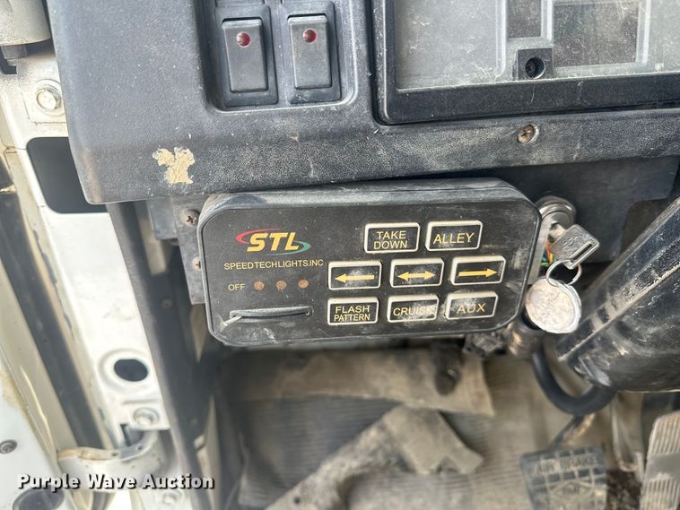 image for item EG0524 2001 International 4900 flatbed truck