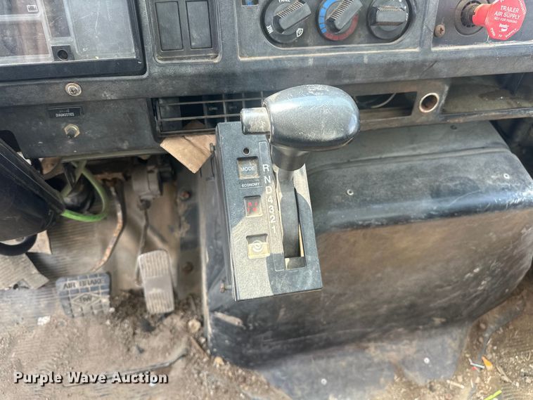 image for item EG0524 2001 International 4900 flatbed truck